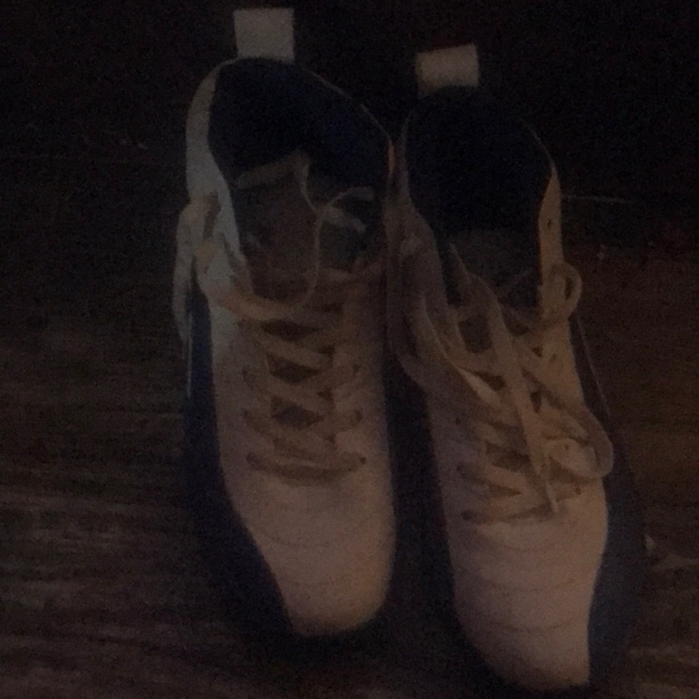 I can’t fit them nomore and it’s blue nd white